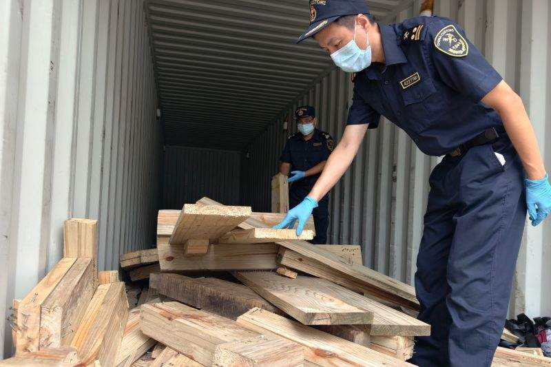 青岛海关查获空箱夹带货物案 严惩违规退运(图1)