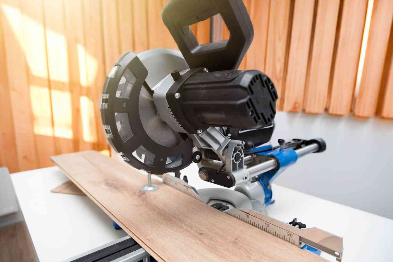 振动传感器与机器学习提升木材水分检测精度(图1)