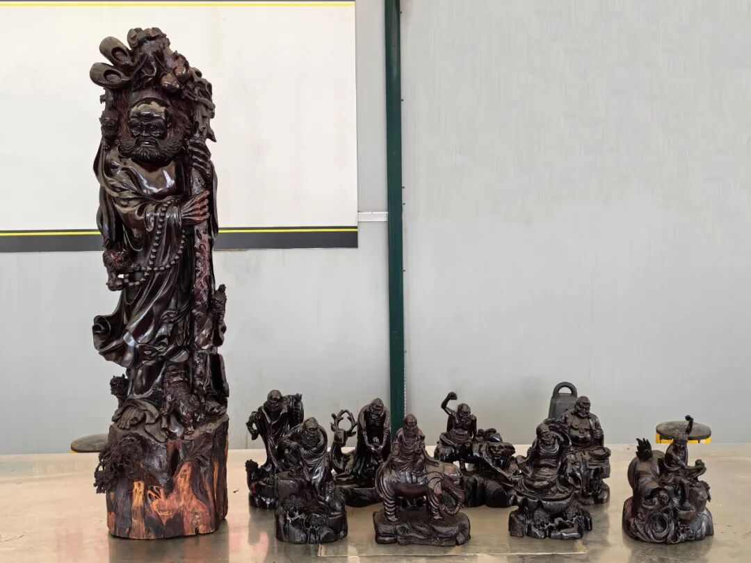 深圳海关截获28公斤濒危檀香紫檀木雕(图1)