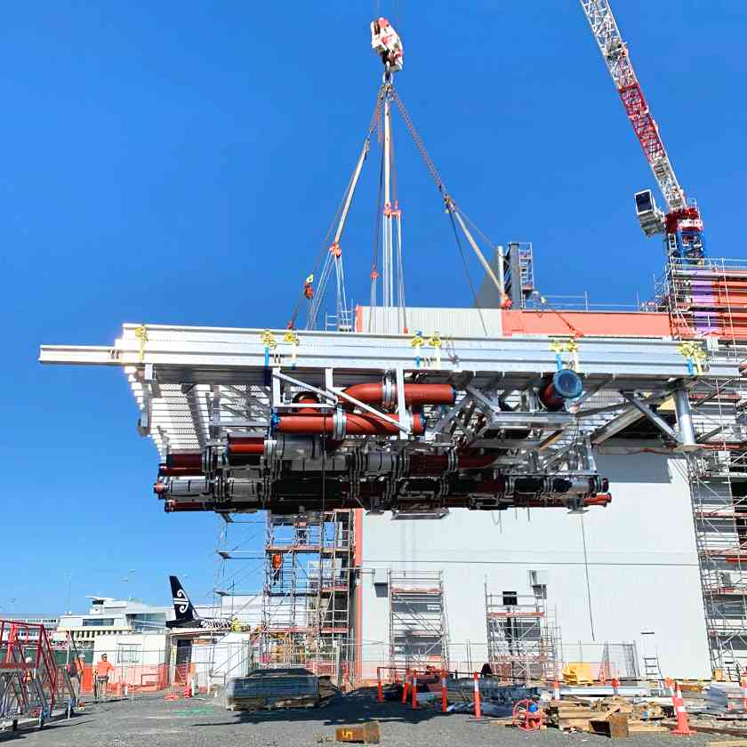 新西兰航空 4 号机库里程碑：27 米高机库门安装完成，世界最大单跨木机库将启用(图3)