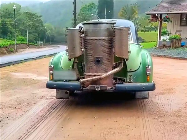 古董汽车燃烧木柴行驶50年 零油耗传奇背后的替代能源探索(图1)