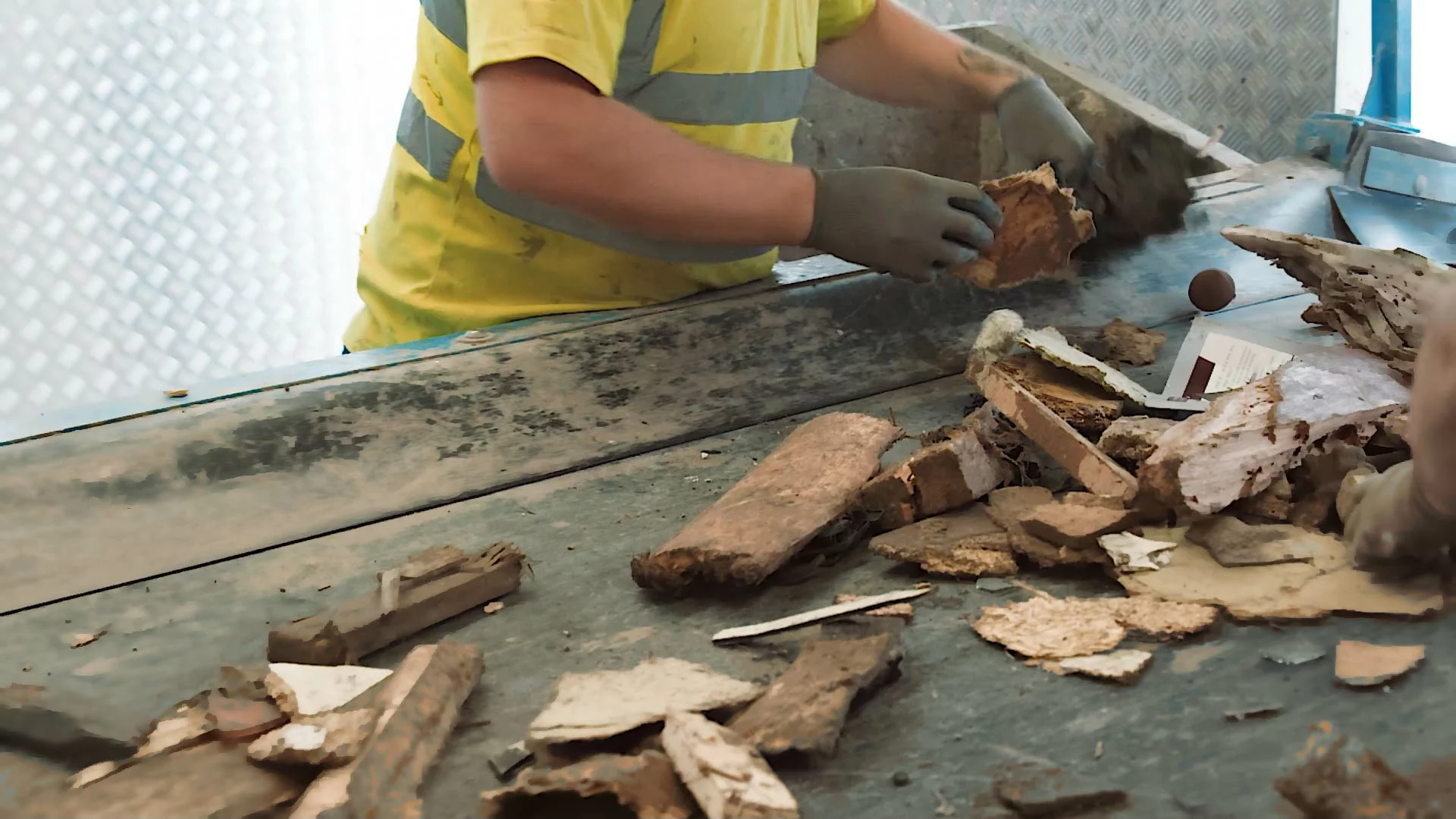 废木材变身室温磷光材料！中外团队研发新方法，开辟防伪、建筑等新应用(图2)