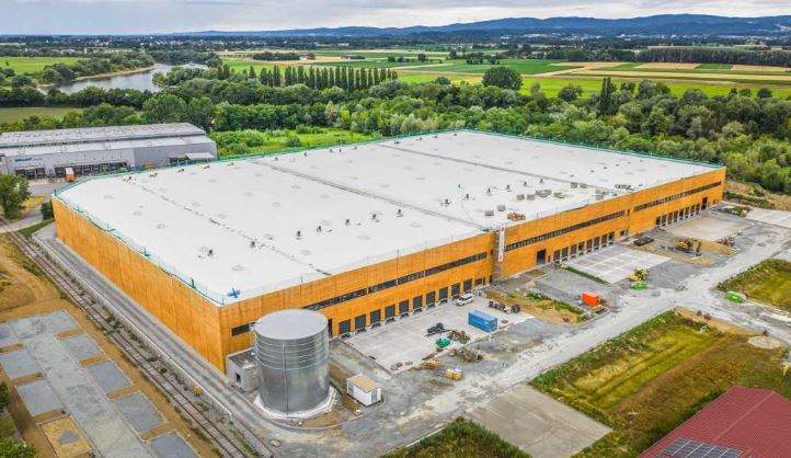 欧洲最大全木结构物流中心建成 绿色节能典范引领行业转型(图1)