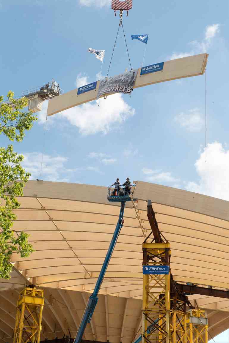 900吨木材筑就奇观:自由移动拱门封顶,世界最大独立木屋顶背后的技术突破(图3) 900吨木材筑就奇观:自由移动拱门封顶,世界最大独立木屋顶背后的技术突破(图3)