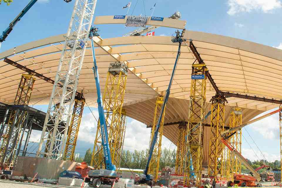 900吨木材筑就奇观:自由移动拱门封顶,世界最大独立木屋顶背后的技术突破(图1) 900吨木材筑就奇观:自由移动拱门封顶,世界最大独立木屋顶背后的技术突破(图1)