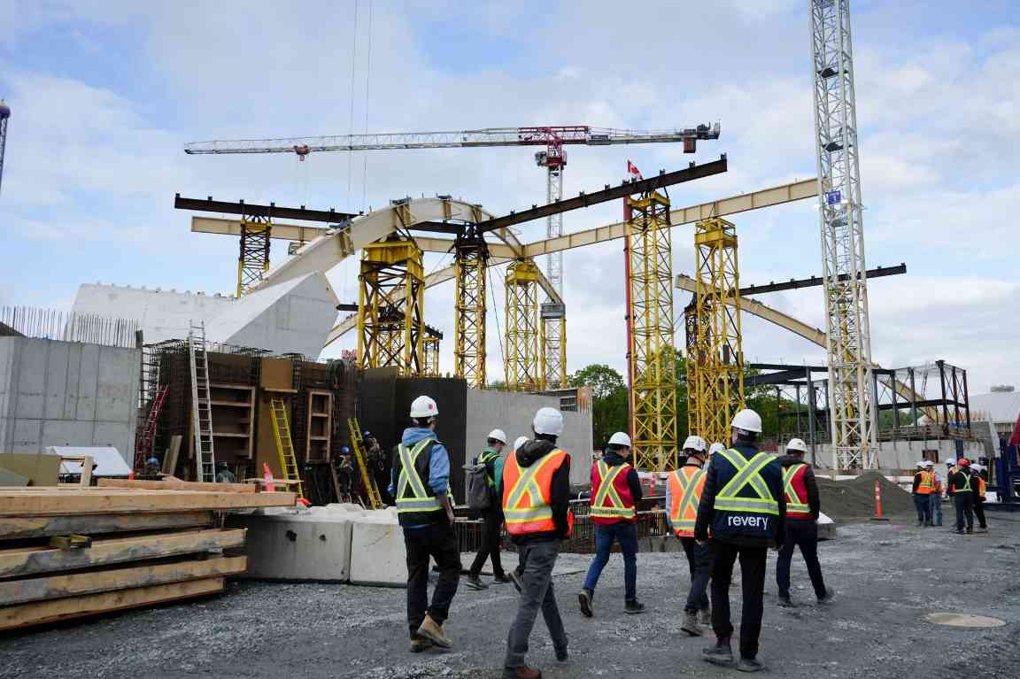 900吨木材筑就奇观:自由移动拱门封顶,世界最大独立木屋顶背后的技术突破(图2) 900吨木材筑就奇观:自由移动拱门封顶,世界最大独立木屋顶背后的技术突破(图2)